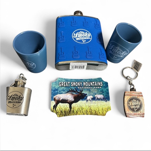 Ole Smokey Distillery Moonshine Flask, 2 key chains, 2 shot glasses & a Sticker. - Picture 1 of 4